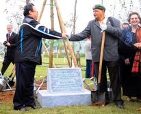 Tree planting ceremony marks 40th anniversary of Paris Accords - ảnh 1